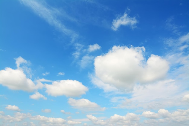 Blauer Himmel mit weißen Wolken