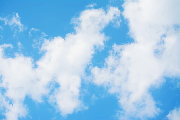 Blauer Himmel mit weißen Wolken