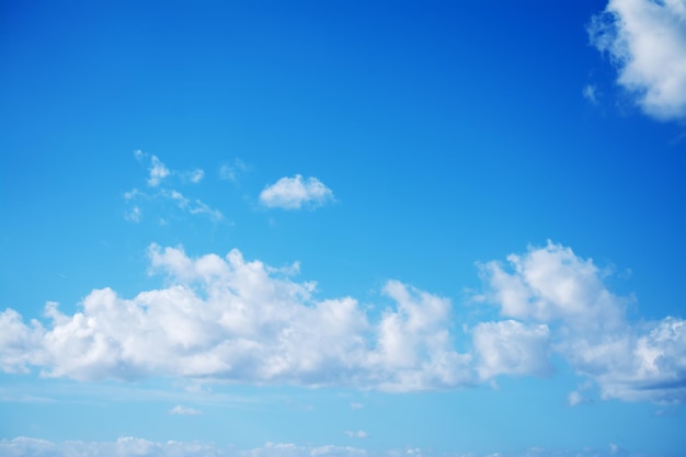 Blauer Himmel mit weißen Wolken