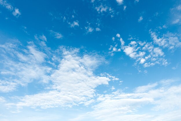 Blauer Himmel mit weißen Wolken