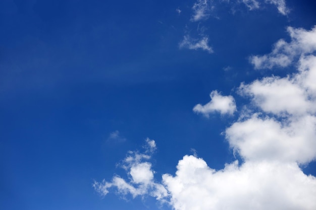 Blauer Himmel mit weißen Wolken