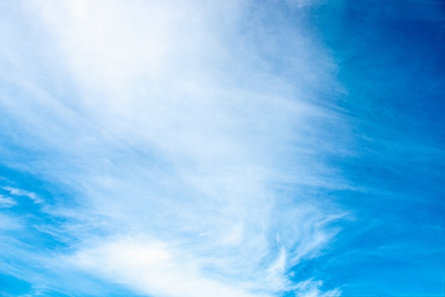 Blauer Himmel mit weißen Wolken