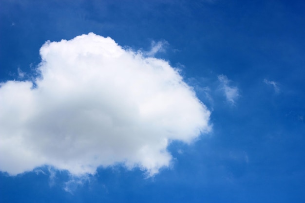 Blauer Himmel mit weißen Wolken