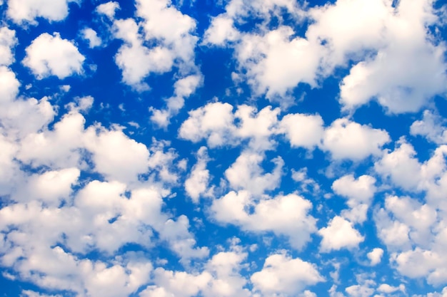 Blauer Himmel mit weißen Wolken