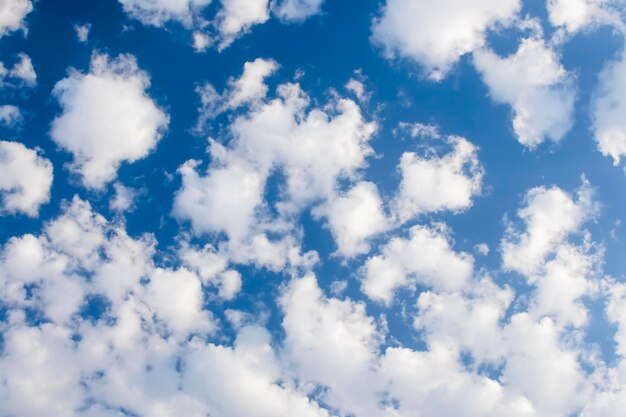 Blauer Himmel mit weißen Wolken