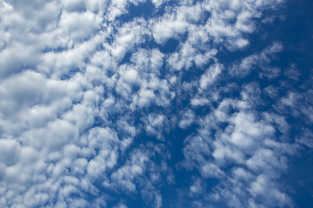 Blauer Himmel mit weißen Wolken.