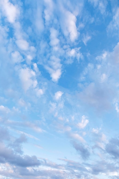 Blauer Himmel mit weißen Wolken