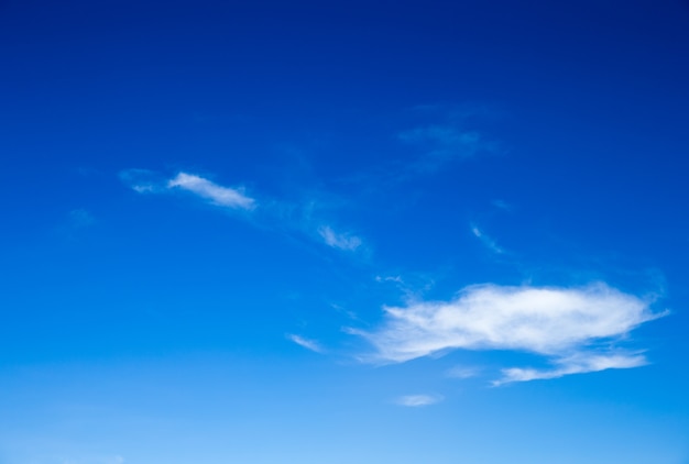 Blauer Himmel mit weißen Wolken