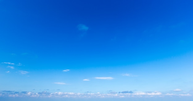 Blauer Himmel mit weißen Wolken