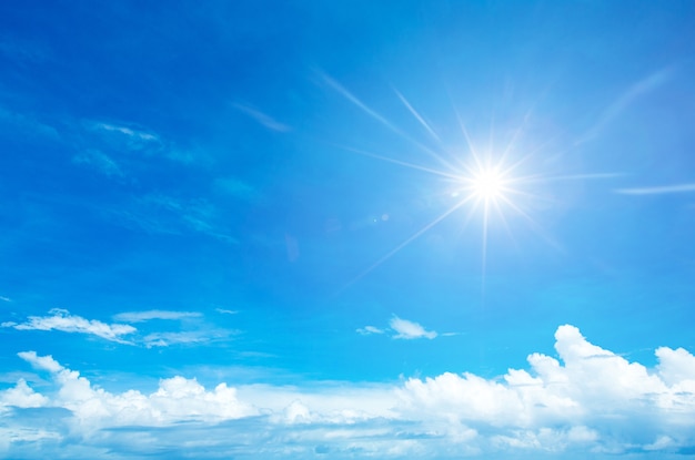 Blauer Himmel mit weißen Wolken