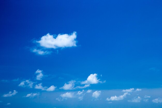 Blauer Himmel mit weißen Wolken