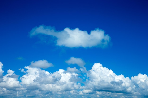 Blauer Himmel mit weißen Wolken