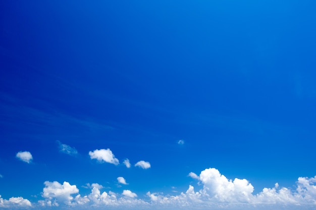 Blauer Himmel mit weißen Wolken