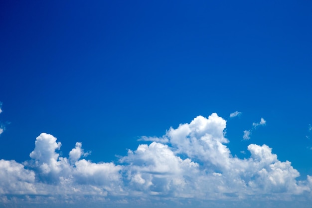 Blauer Himmel mit weißen Wolken