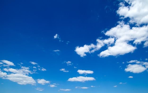 Blauer Himmel mit weißen Wolken