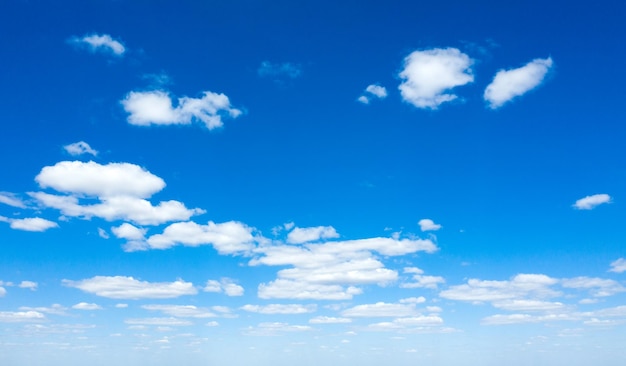 Blauer Himmel mit weißen Wolken