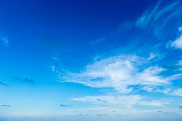 Blauer Himmel mit weißen Wolken