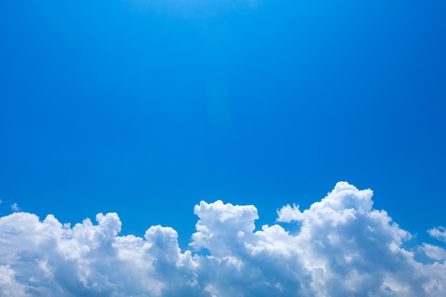 Blauer Himmel mit weißen Wolken