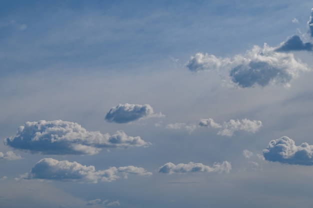 Blauer Himmel mit weißen Wolken