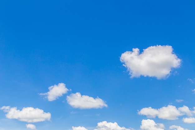 blauer Himmel mit weißer Wolke