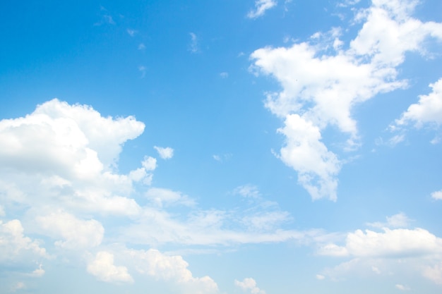 Blauer Himmel mit winzigen Wolken.