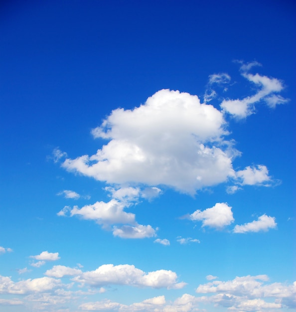 Blauer Himmel mit winzigen Wolken