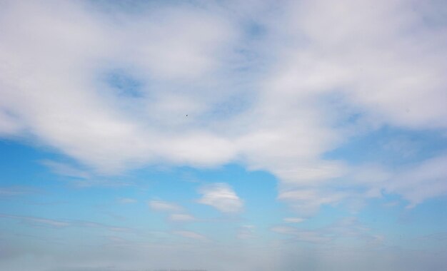 Blauer Himmel mit Wolke als Hintergrund