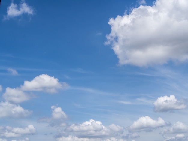 Blauer Himmel mit Wolke am sonnigen Tag