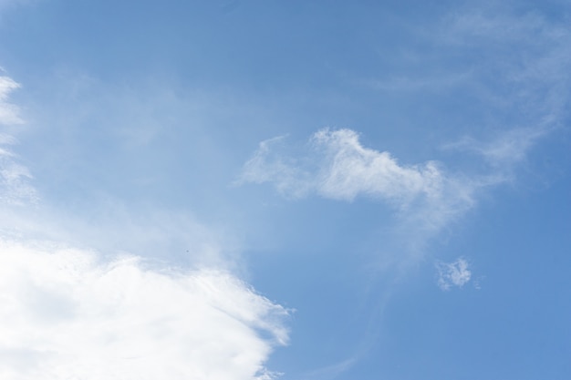 Blauer Himmel mit Wolke. Clearing Day und gutes Wetter am Morgen.