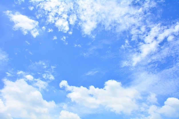 Blauer Himmel mit Wolke im Sommer