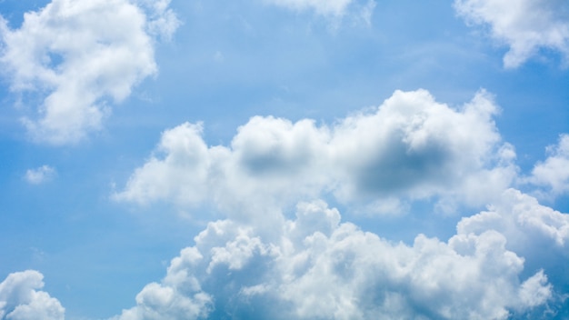 Blauer Himmel mit Wolke im Sommer