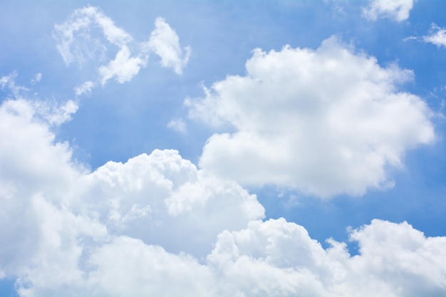 Blauer Himmel mit Wolke im Sommerhintergrund