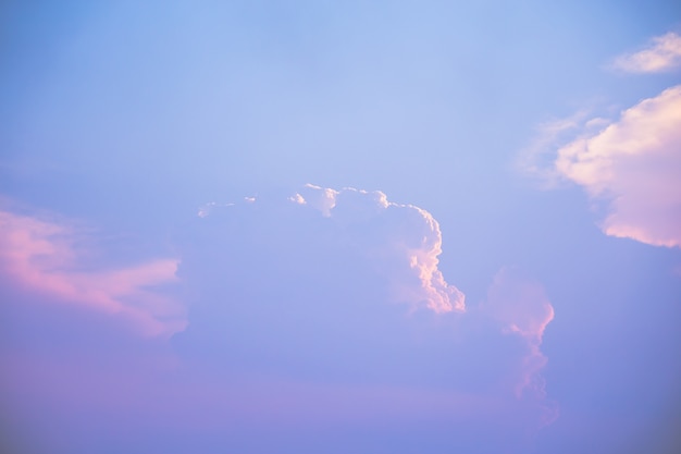 blauer Himmel mit Wolke