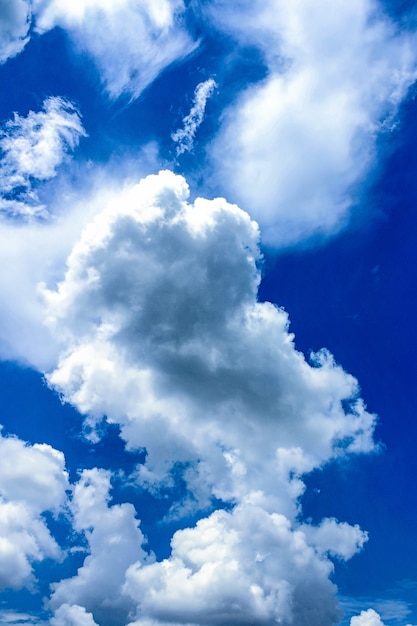 blauer Himmel mit Wolke