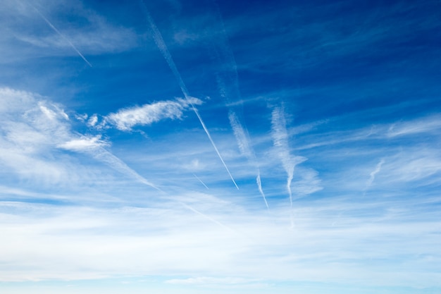 Blauer Himmel mit Wolke