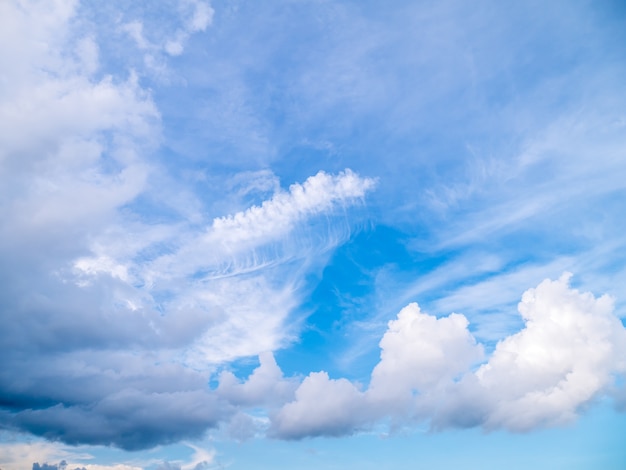 Blauer Himmel mit Wolke