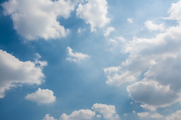 blauer Himmel mit Wolke