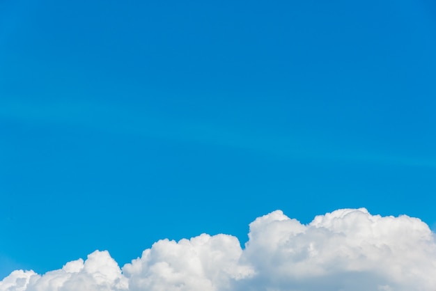 blauer Himmel mit Wolke