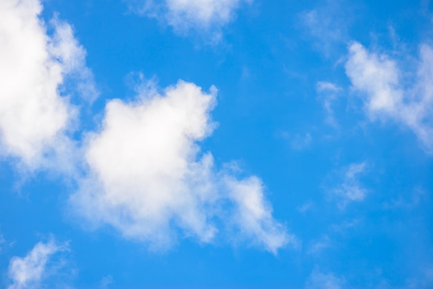 Blauer himmel mit wolke