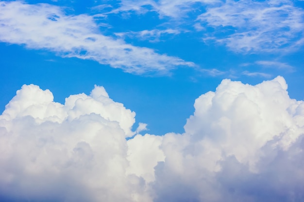 Blauer Himmel mit Wolke