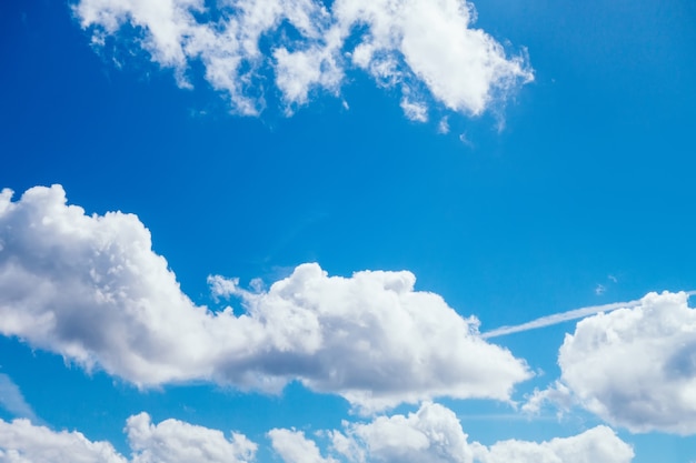 Blauer Himmel mit Wolke