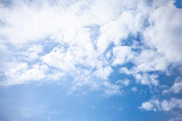 Blauer Himmel mit Wolke