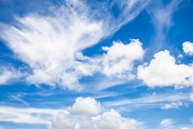 Blauer Himmel mit Wolke