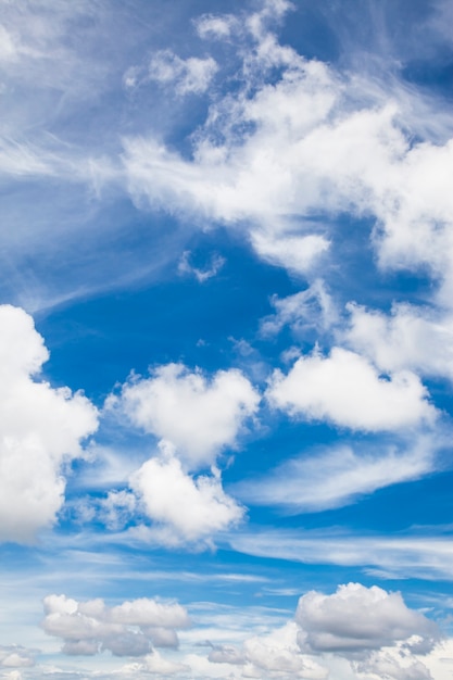 Blauer Himmel mit Wolke