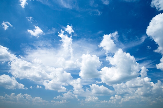 Blauer Himmel mit Wolke