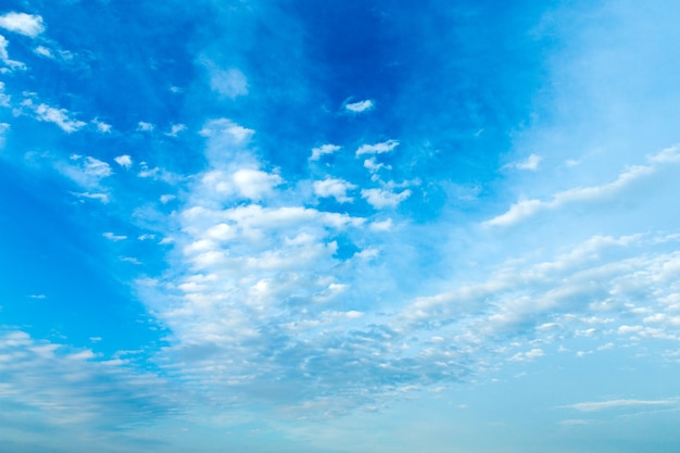 Blauer Himmel mit Wolke