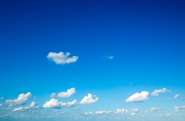 Blauer Himmel mit Wolke