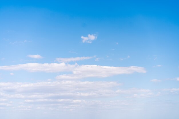 Blauer Himmel mit Wolke.