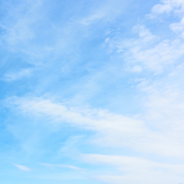 Blauer Himmel mit Wolken - abstrakter Hintergrund