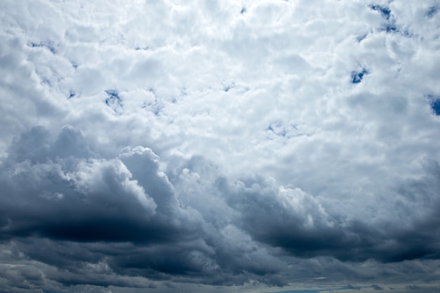 Blauer Himmel mit Wolken als Hintergrund